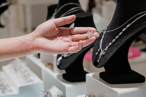 백화점에서 구매할 목걸이 보석을 확인하는 여성 - jewelry shopping store diamond 뉴스 사진 이미지