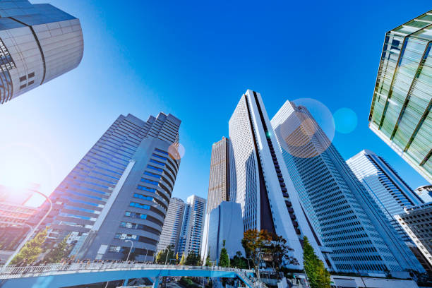 wolkenkratzer in tokio mit wunderschönem sonnenlicht - büropark stock-fotos und bilder