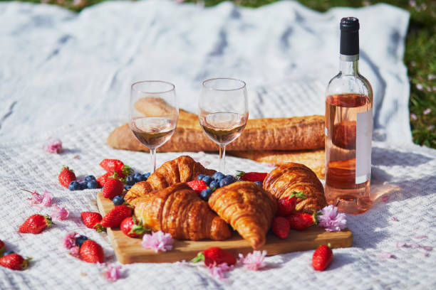 piękny piknik z różanymi winami, francuskimi rogalikami i świeżymi jagodami - food and drink croissant french culture bakery zdjęcia i obrazy z banku zdjęć