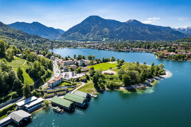 пейзаж у озера тегернзее - tegernsee lake tegernsee lake mountain стоковые фото и изображения