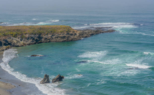 die felsige küste im mackerricher state park am pazifischen ozean in fort bragg, mendocino county, kalifornien - mendocino county northern california california coastline stock-fotos und bilder