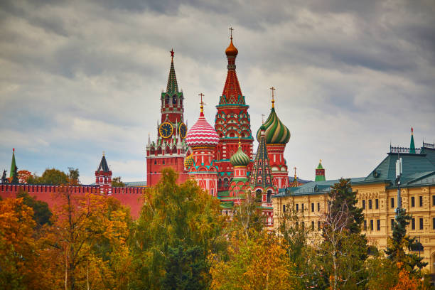 живописный вид на кремль в москве, россия - кремль стоковые фото и изображения
