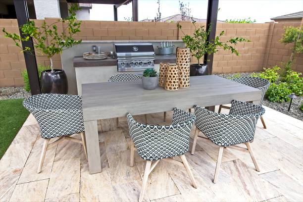 テーブルと椅子付きのバックヤードバーベキューエリア - patio furniture front or back yard teak tree ストックフォトと画像