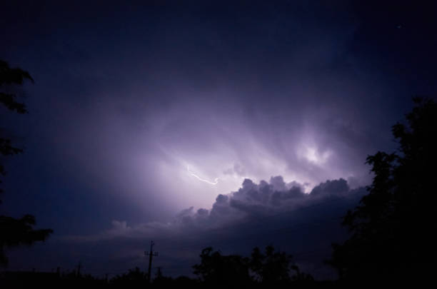 밤 흐린 하늘에 번개와 뇌우. 번개가 구름을 통해 반짝입니다. 야간 촬영 - lightning strike 뉴스 사진 이미지