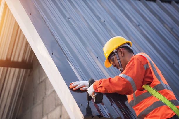 pracownik budowlany montować nowy dach - metal roof zdjęcia i obrazy z banku zdjęć