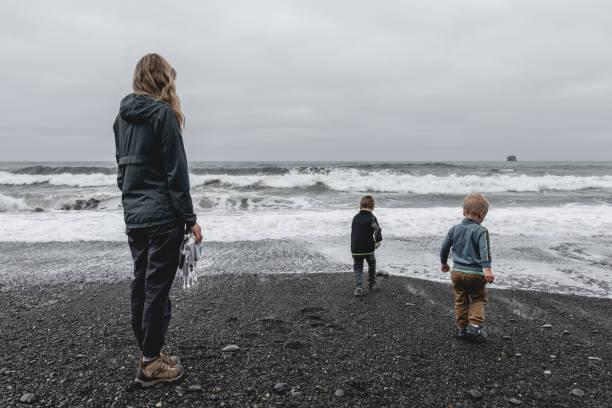 mère et fils au bord de l’eau sur la plage du rialto dans le parc national olympique - washington state coastline beach waters edge photos et images de collection