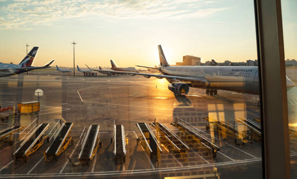nowoczesny samolot,za szklaną fasadą okna w poczekalni lotniska szeremietiewo, moskwa, rosja, rozmyte poziome tło - sheremetyevo zdjęcia i obrazy z banku zdjęć