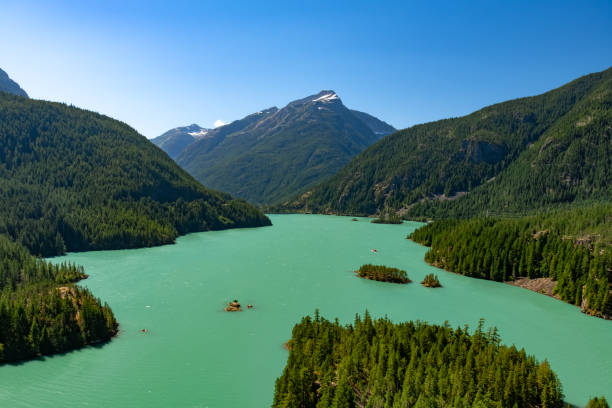 point de vue élevé du lac diablo, un réservoir alimenté par un glacier, dans le parc national des north cascades - north cascades national park flash photos et images de collection