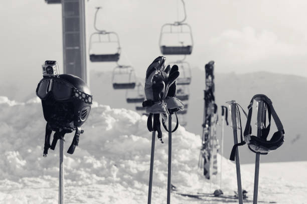 equipo deportivo de protección en postes de esquí en la estación de esquí - mono ski fotografías e imágenes de stock