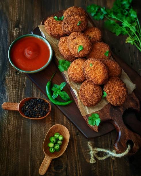 토마토 소스를 곁들인 치킨 커틀릿 - cutlet 뉴스 사진 이미지