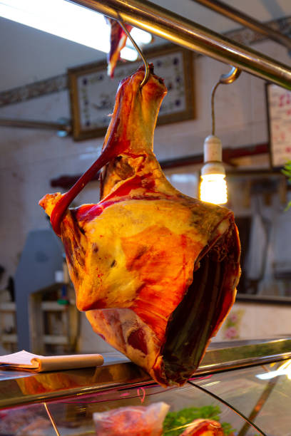 mięso wołowe wiszące na rynku - meat raw animal skin naked zdjęcia i obrazy z banku zdjęć