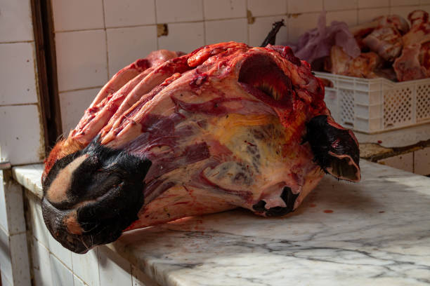 głowa krowy na rynku - meat raw animal skin naked zdjęcia i obrazy z banku zdjęć