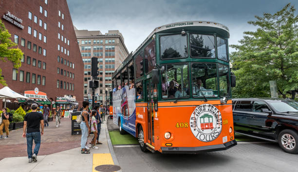 boston mit dem trolley - trolleybus stock-fotos und bilder