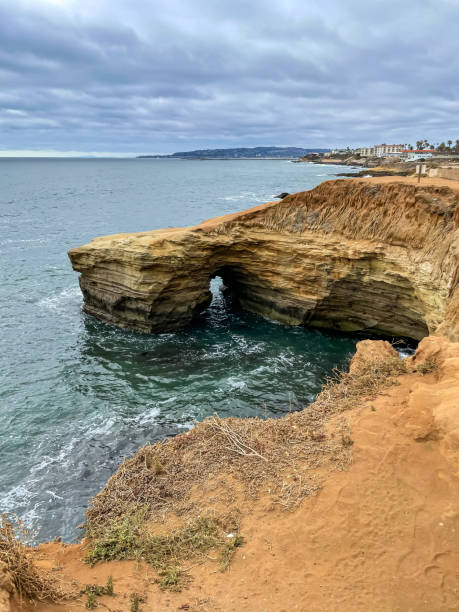 acantilados al atardecer cerca de san diego - california coastline beach cliff fotografías e imágenes de stock