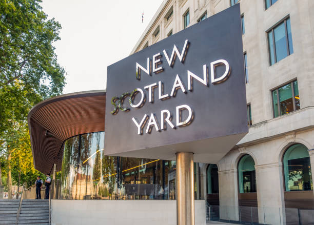 New Scotland Yard in London London, UK - The famous revolving sign outside New Scotland Yard, the headquarters metropolitan police stock pictures, royalty-free photos & images