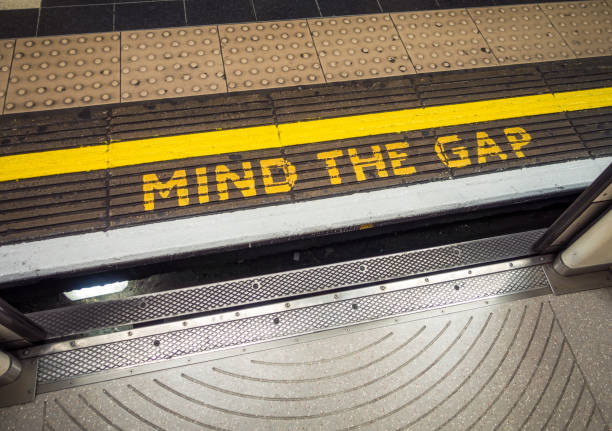 mind the gap-warnung von der londoner u-bahn aus gesehen - auseinander stock-fotos und bilder