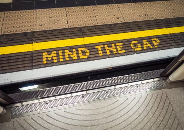 attenzione all'avvertimento di gap visto dal treno della metropolitana di londra - london underground foto e immagini stock