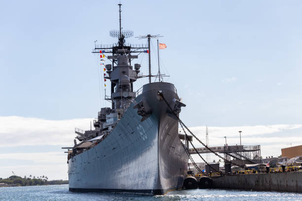 真珠湾にドッキングussミズーリ州の低角フロントショット - japanese military ストックフォトと画像