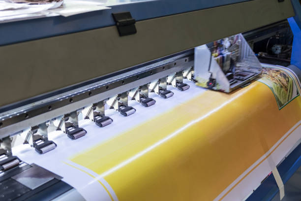 máquina de impresora de inyección de tinta de gran formato que trabaja en papel de vinilo en el lugar de trabajo - imprenta fotografías e imágenes de stock