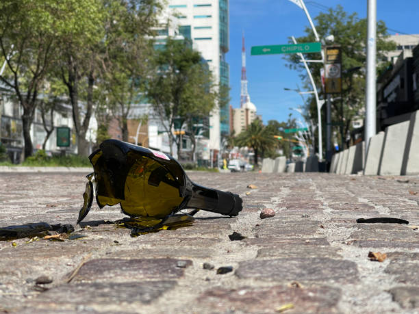bottiglia di alcol distrutta in strada - close up of a broken bottle, street foto e immagini stock