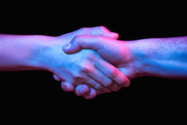 metáfora del rescate, del amor, de la ayuda. - reaching human hand handshake support fotografías e imágenes de stock