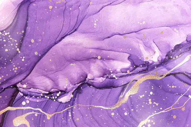 абстрактный роскошный лавандовый жидкий акварельный фон с золотистыми пятнами. эффект рисования пастельных фиолетовых мраморных спиртов. - аметист stock illustrations