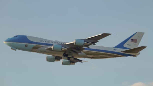 히드로를 출발하는 에어 포스 원. - boeing boeing 747 airplane cargo container 뉴스 사진 이미지