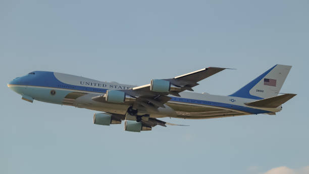 air force one opuszcza heathrow. - boeing boeing 747 airplane cargo container zdjęcia i obrazy z banku zdjęć