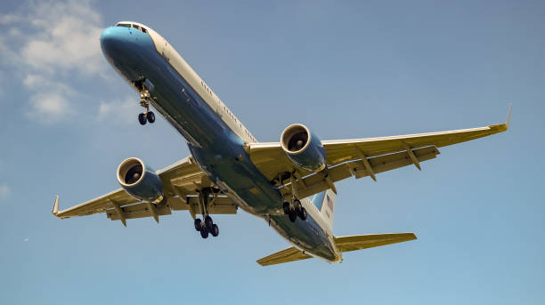 usaf c32 ląduje na lotnisku heathrow - boeing boeing 747 airplane cargo container zdjęcia i obrazy z banku zdjęć