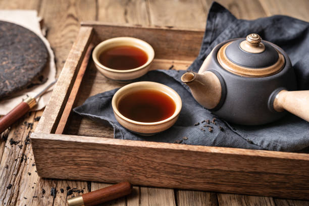 セラミックカップの薬用プーエルティー - tea chinese tea heat teapot ストックフォトと画像