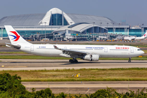 samolot china eastern airlines airbus a330-300 guangzhou baiyun lotnisko w chinach - china eastern airlines zdjęcia i obrazy z banku zdjęć