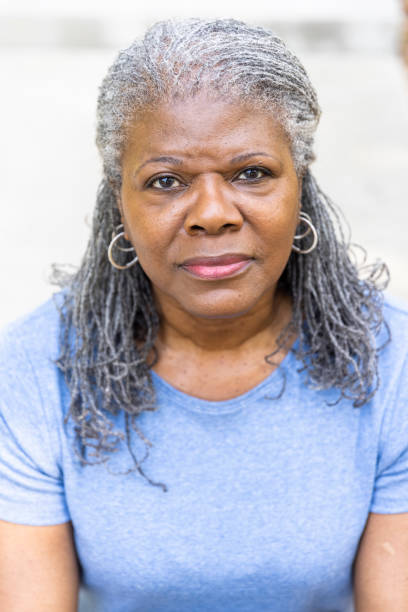 mujer negra de la tercera edad que hace ejercicio fuera de la aptitud fuera - mature adult sadness overweight women fotografías e imágenes de stock