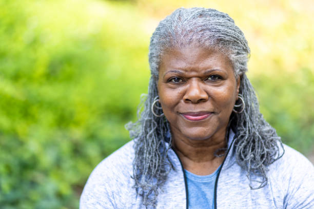 mujer negra de la tercera edad que hace ejercicio fuera de la aptitud fuera - senior women cheerful overweight smiling fotografías e imágenes de stock