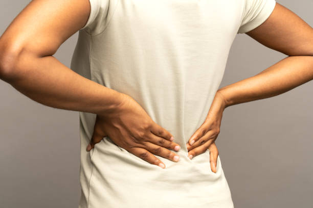 허리 통증, 관절염, 방사형염, 류머티즘으로 고통받는 아프리카 소녀를 가까이. 척추 질환 - human spine backache pain back 뉴스 사진 이미지