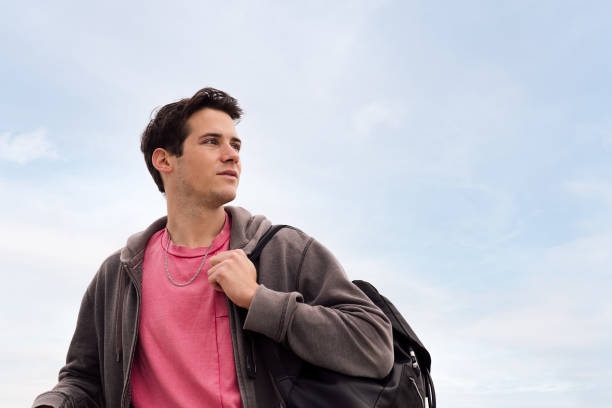 ritratto di un ragazzo di fronte al cielo blu - teenager adolescence portrait pensive foto e immagini stock