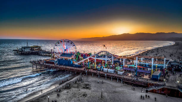 santa monica pier mit einem wunderschönen sonnenuntergang - santa monica santa monica beach beach california stock-fotos und bilder