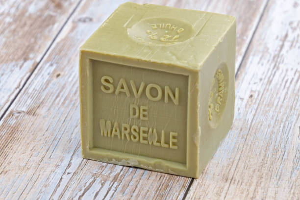 savon de marseille sur une table - savonnette photos et images de collection