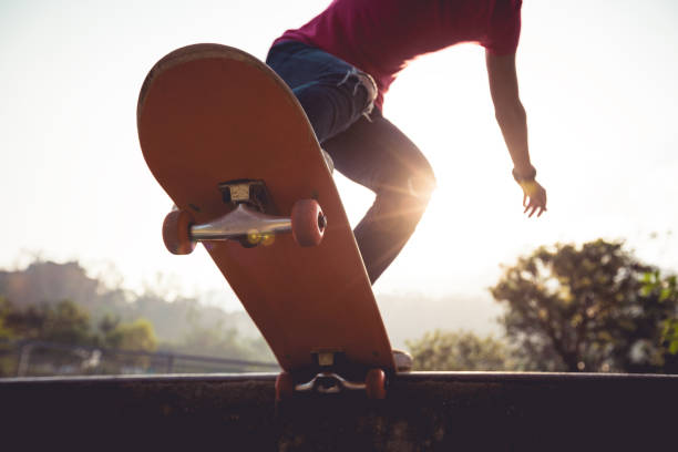 mulher asiática skatista andando de skate no skatepark - ollie - fotografias e filmes do acervo