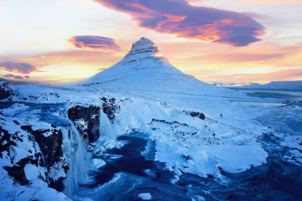 kirkjufell berg mit wasserfällen im winter, island - snaefellsnes stock-fotos und bilder