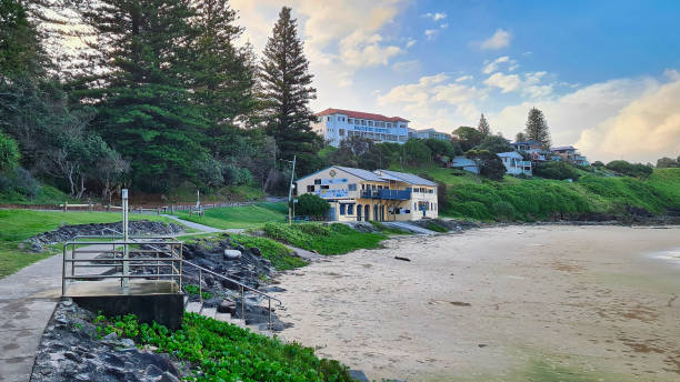 hotel con vistas al océano pacífico en yamba nsw - yamba fotografías e imágenes de stock