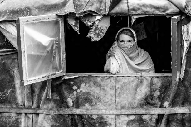 joven europea en la ventana de una tienda nómada. fotografía en blanco y negro - milfeh fotografías e imágenes de stock
