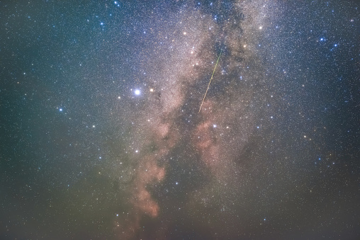 A meteor crossed the center of the Milky way