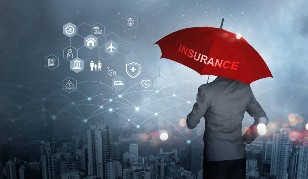 conceito de seguro, empresário segurando guarda-chuva vermelho na chuva caindo com proteção com ícones negócios, saúde, financeiro, vida, família, acidentes e seguro logístico em fundo da cidade - insurance claim fotos - fotografias e filmes do acervo