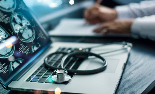 ricerca e analisi medica. diagnosticare il controllo del cervello risultato paziente con interfaccia schermo su laptop e stetoscopio, assistenza sanitaria futuristica, tecnologia medica e concetto innovativo - doctors office doctor research healthcare and medicine foto e immagini stock