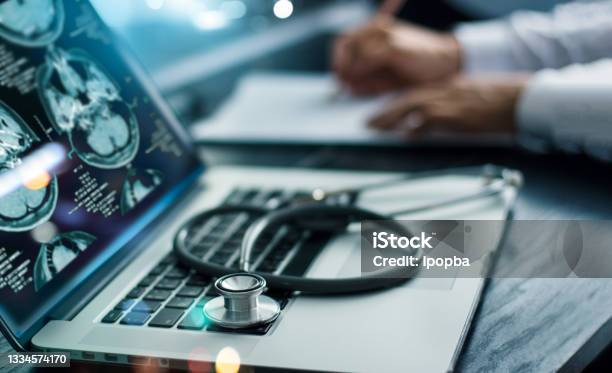 Medicine Doctor Research And Analysis Diagnose Checking Brain Testing Result Patient With Screen Interface On Laptop And Stethoscope Futuristic Healthcare Medical Technology And Innovative Concept - Fotografias de stock e mais imagens de Doença de Alzheimer