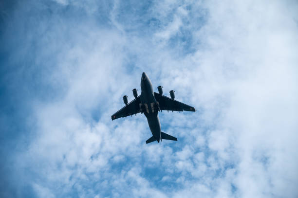 avion de transport militaire boeing c-17 globemaster iii de l’armée de l’air indienne volant dans le ciel. - boeing photos et images de collection