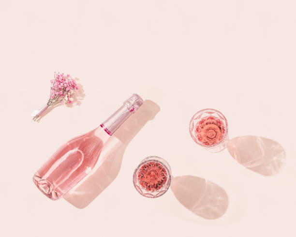 kuvapankkikuvat ja rojaltivapaat kuvat aiheesta pullo ruusuviiniä, kaksi lasillista juomaa, pieni kukkakimppu kirkkaassa auringonvalossa. kesäromanssikonsepti. - rose flower