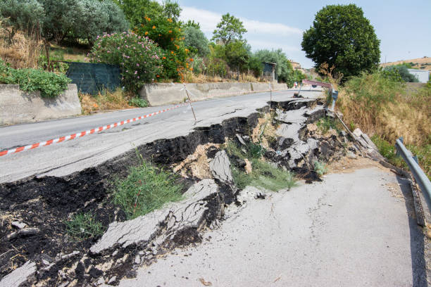 土砂崩れ、不注意、道路整備の放棄によって引き起こされるシチリアの国道上の大きな穴 - sink hole ストックフォトと画像