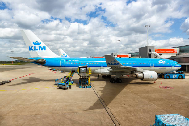 самолет klm royal dutch airlines airbus a330-200 амстердам схипхол аэропорт в нидерландах - airbus a330 200 стоковые фото и изображения