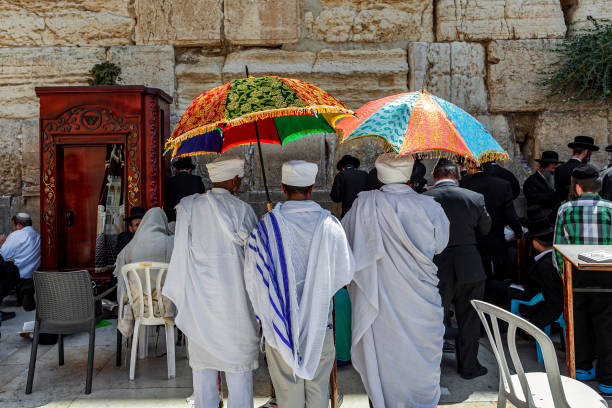 persone che pregano al muro occidentale di gerusalemme. - jerusalem middle the western wall israel foto e immagini stock